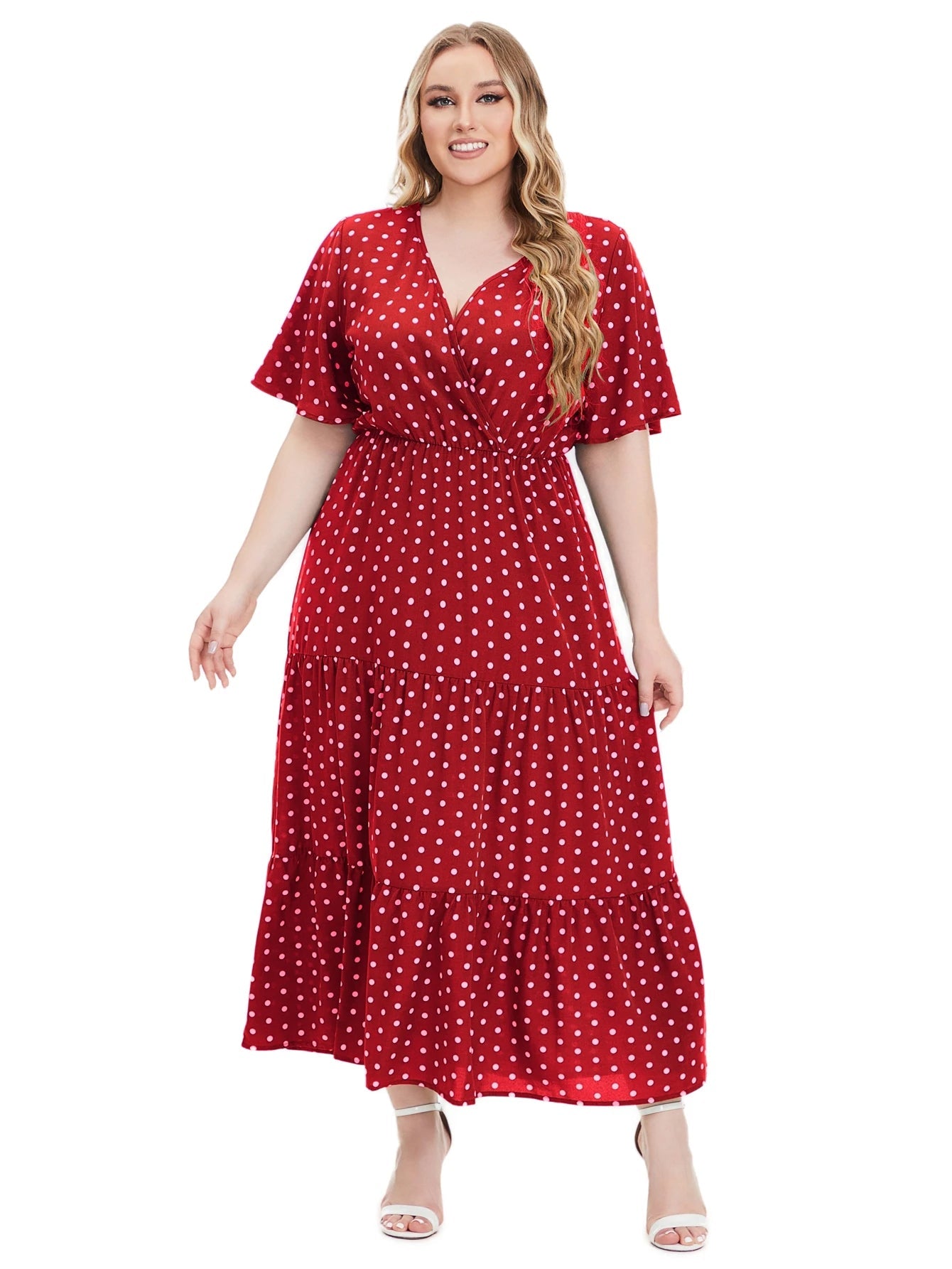 Frau im roten gepunkteten Maxikleid, Plus-Size, Sommermode, elegante Damenbekleidung.