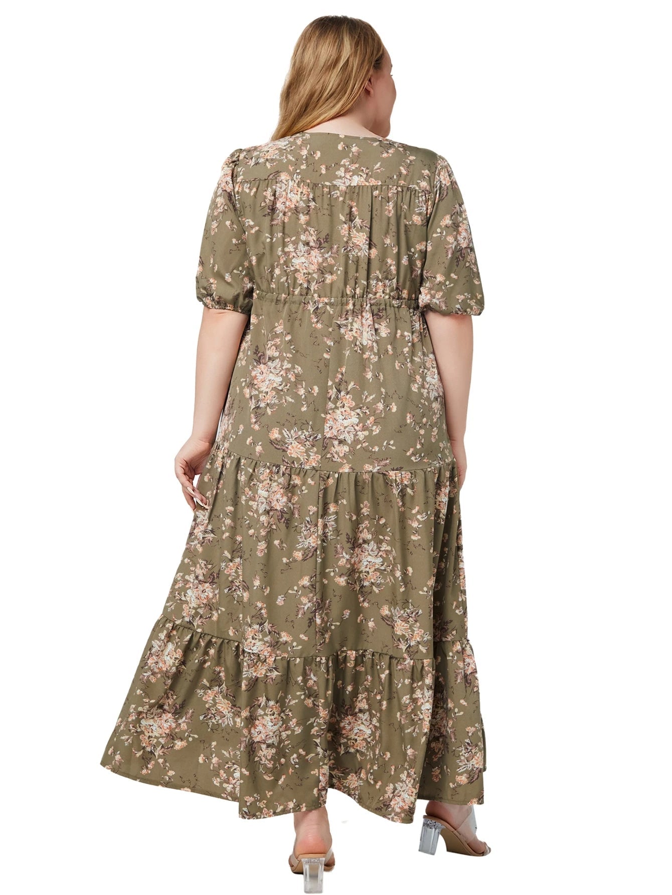 Frau im langen, olivgrünen Blumenkleid mit kurzen Ärmeln, Rückansicht, Plus-Size-Mode.