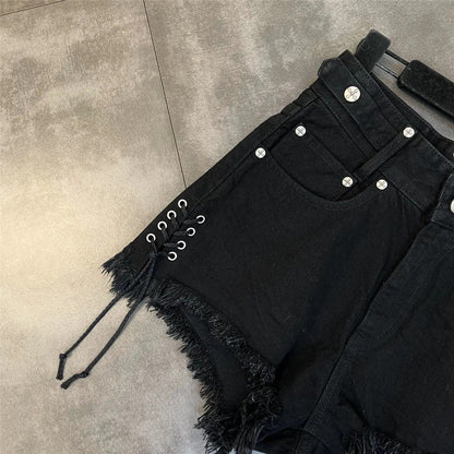 Schwarze Jeans-Shorts mit Fransen, Nieten und Schnürung, Damenmode, lässiger Stil.