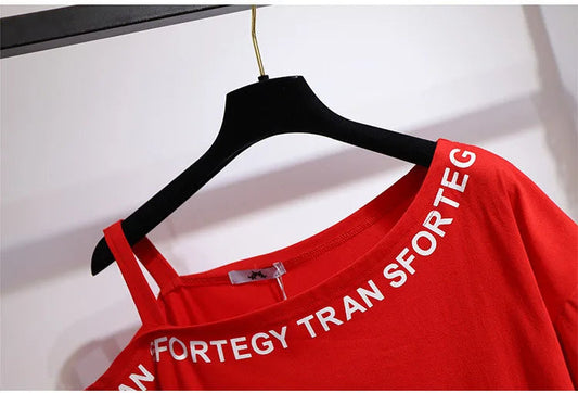 Rotes Damen-T-Shirt mit Schriftzug, asymmetrischer Ausschnitt, Baumwolle, modisch, lässig.