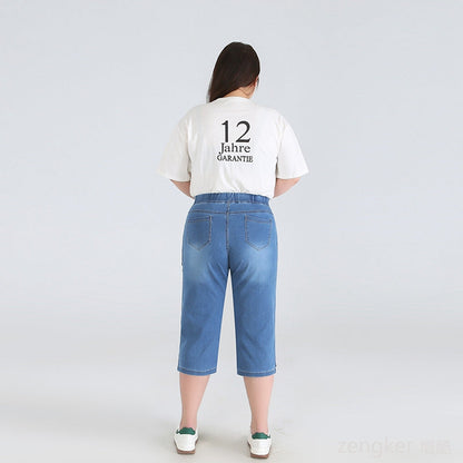 Frau in blauer Jeanshose und weißem T-Shirt mit "12 Jahre Garantie" Aufdruck, Rückansicht.