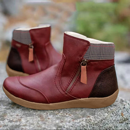 Rote Stiefeletten mit dunkelbrauner Fersenpartie, seitlichem Reißverschluss und kariertem Kragen, im Freien auf einem Felsen aufgenommen. 5