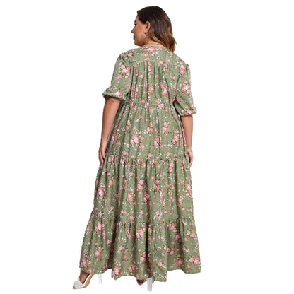 Frau in grünem, geblümtem Maxikleid aus Baumwolle, Rückansicht, Sommermode.