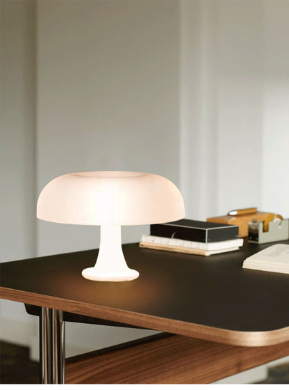 Weiße Tischlampe auf Holzschreibtisch, modernes Design, Innenbeleuchtung, minimalistisch.