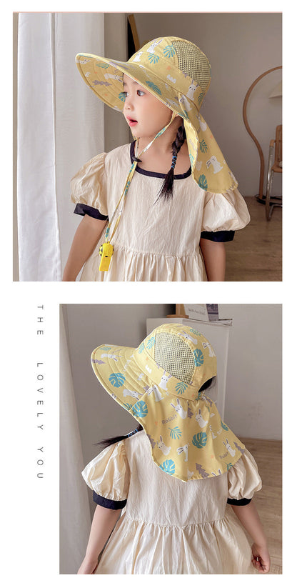 Mädchen mit gelbem Sonnenhut, Netzstoff, Kinnriemen, Tiermuster, Sommerkleid, Innenraum.