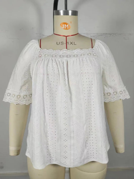 Weiße Damenbluse aus Baumwolle, Lochstickerei, kurze Ärmel, quadratischer Ausschnitt, Boho-Stil.