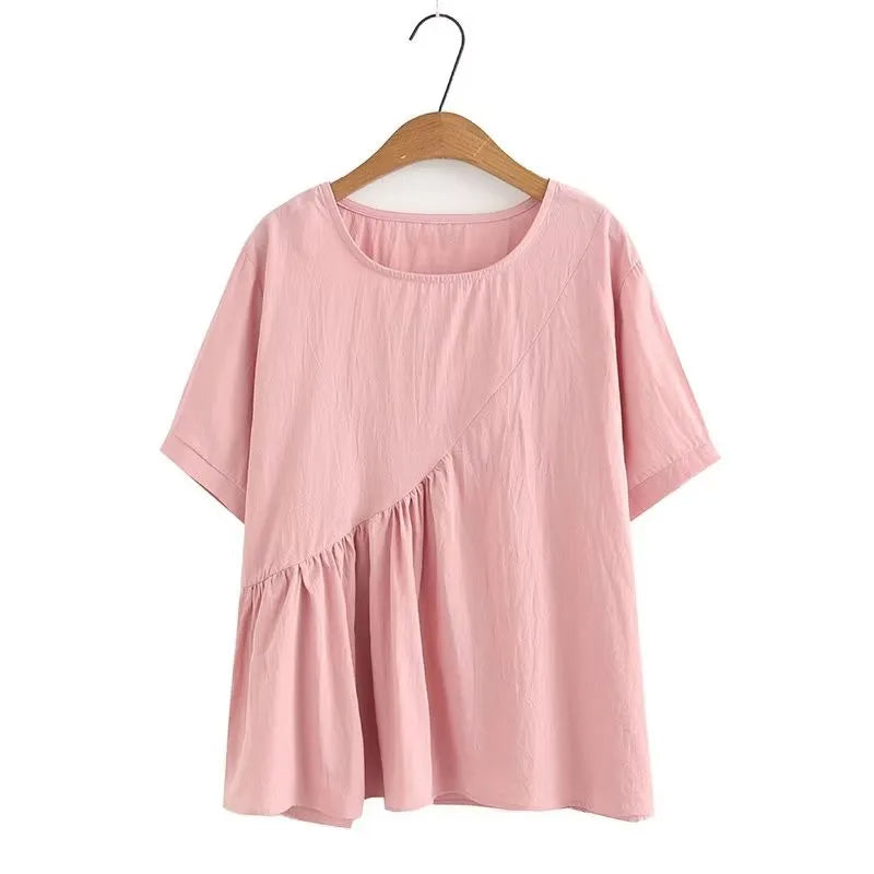 Rosa Damenbluse aus Baumwolle, kurzärmelig, asymmetrisches Design, auf Holzkleiderbügel.