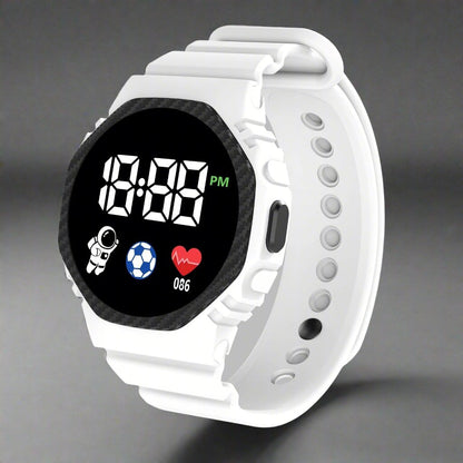Weiße digitale Smartwatch mit schwarzem Zifferblatt, Sport-Icons und Herzfrequenzanzeige.