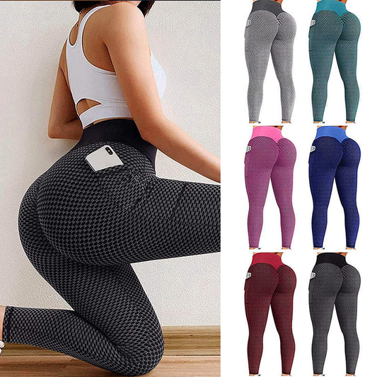 Frau in schwarzer Leggings mit Handy, verschiedene Farben, Sportbekleidung, figurbetont, elastisch.