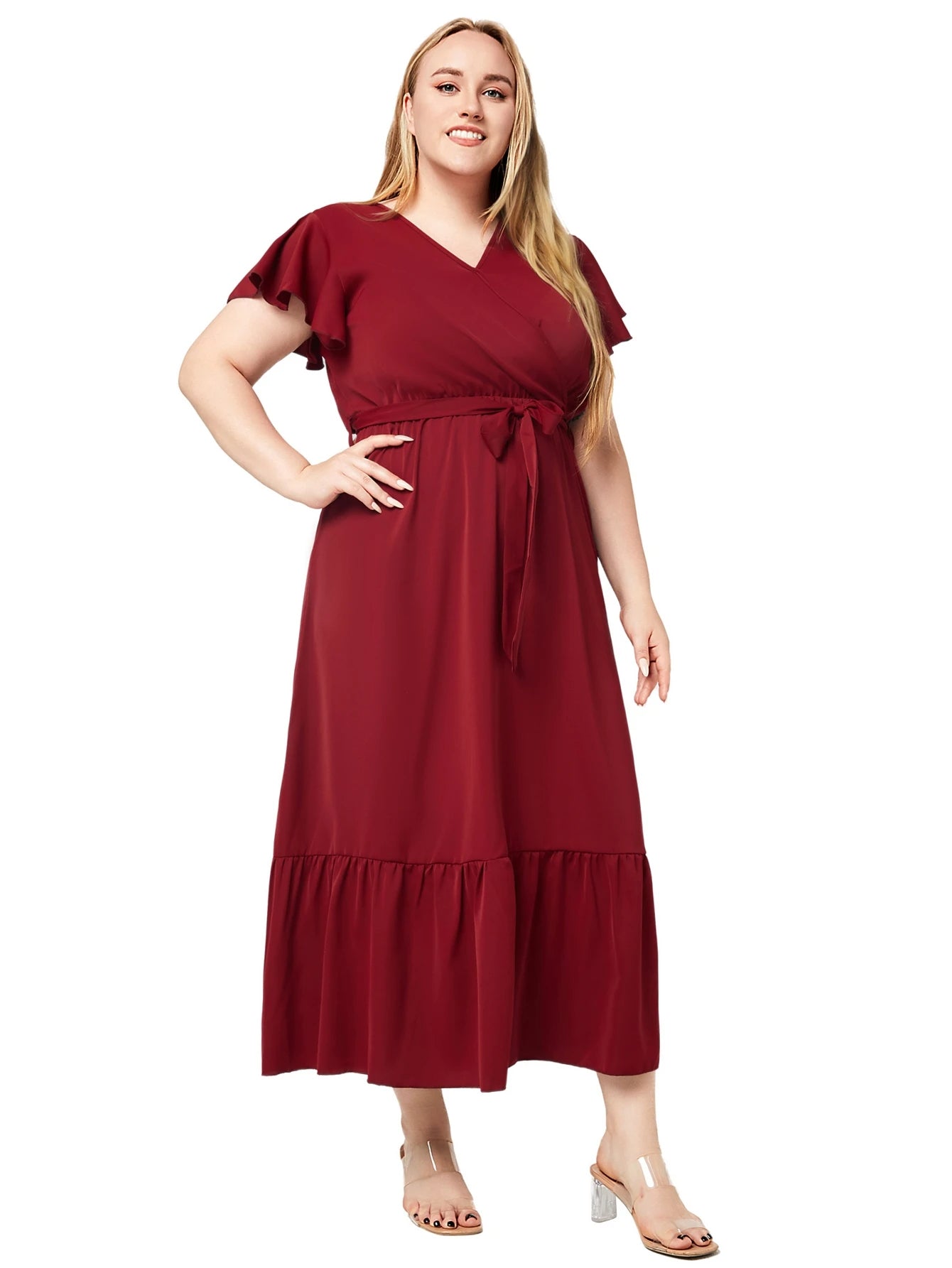 Frau in rotem Maxikleid mit Gürtel, V-Ausschnitt, Rüschenärmeln, Plus Size Mode.