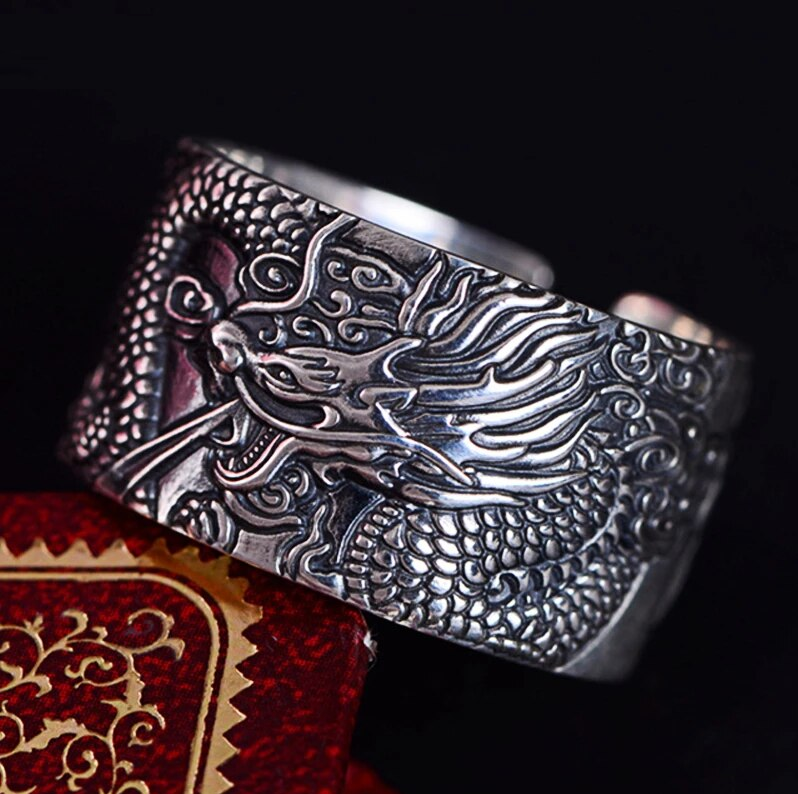 Silberner Drachenring, detailliertes Design, Herren-Schmuck, asiatisches Motiv, Geschenkidee.