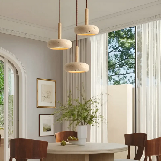 Hängelampen aus Holz und Keramik über Esstisch, modernes Wohnzimmer, natürliche Beleuchtung