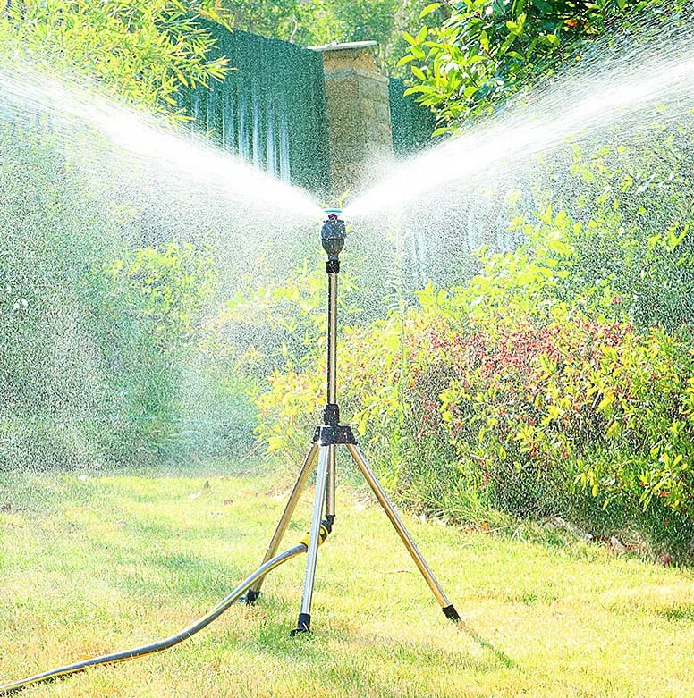 Rasensprenger auf Stativ im Garten, Bewässerungssystem, verstellbar, Sommer, grün, effizient.