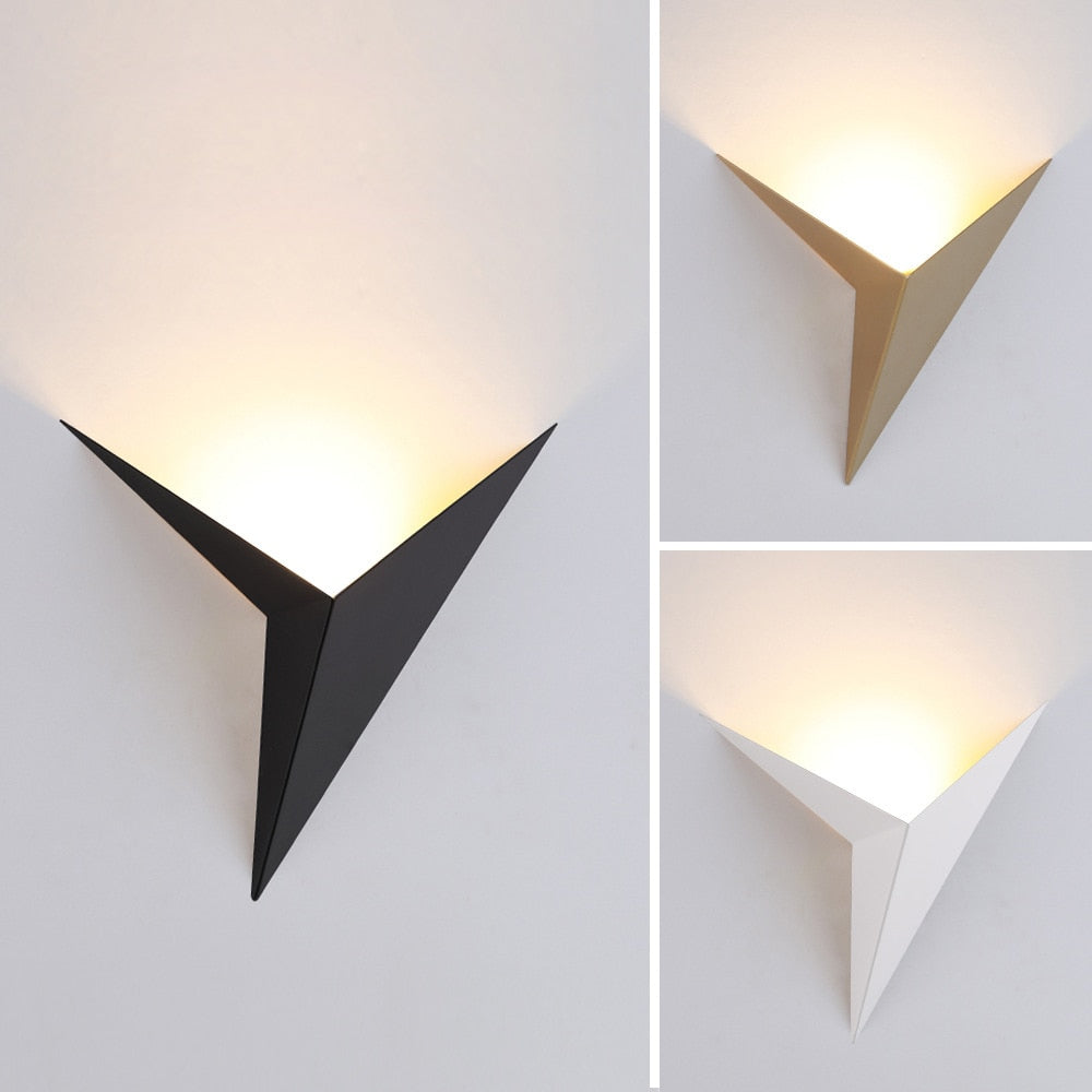Moderne dreieckige Wandleuchte, schwarz, gold, weiß, LED, minimalistisch, Innenbeleuchtung.