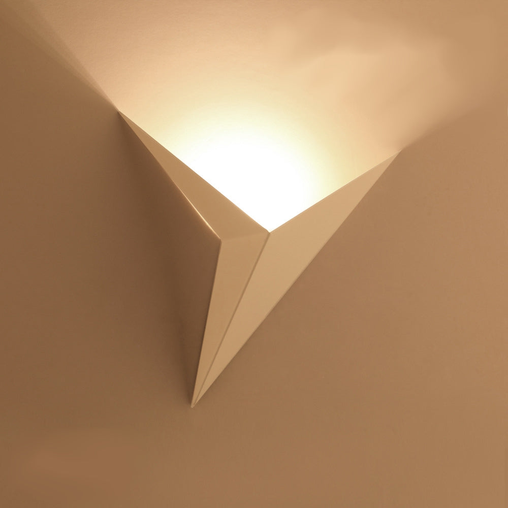 Moderne weiße Wandleuchte, dreieckiges Design, indirekte Beleuchtung, minimalistischer Stil.