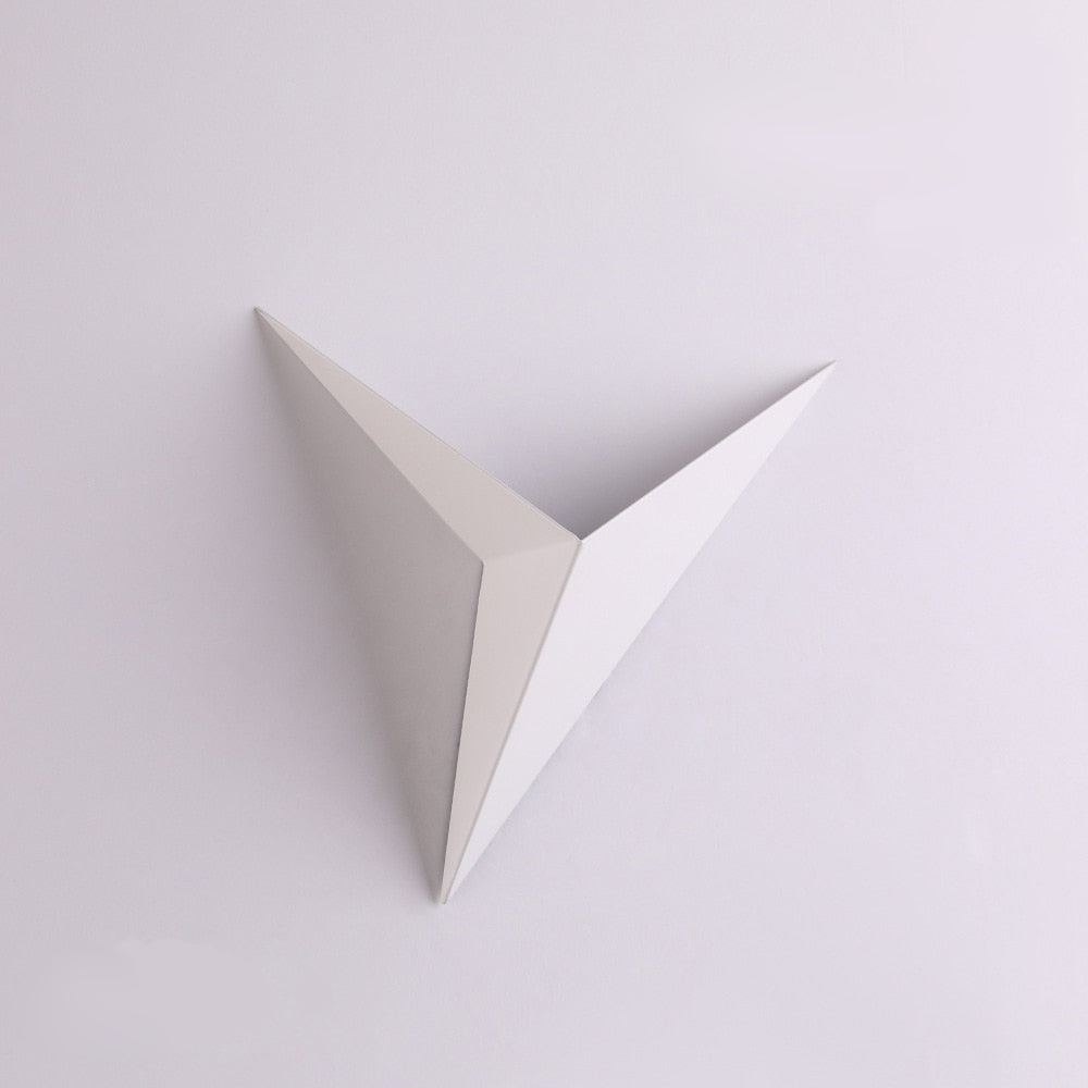 Weiße, dreieckige Wandlampe aus Metall, modernes Design, minimalistische Innenbeleuchtung.