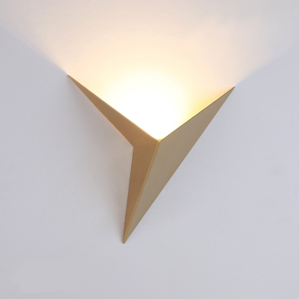 Goldene LED-Wandleuchte, dreieckig, modernes Design, indirekte Beleuchtung, energiesparend.