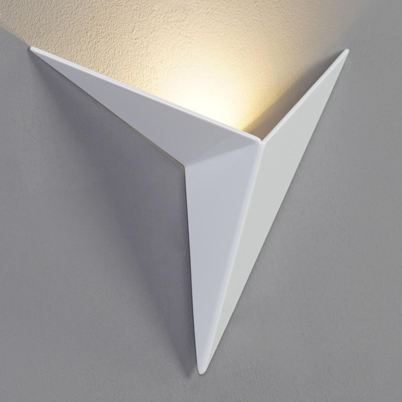 Moderne weiße LED-Wandleuchte, dreieckiges Design, energiesparend, Innenbeleuchtung.