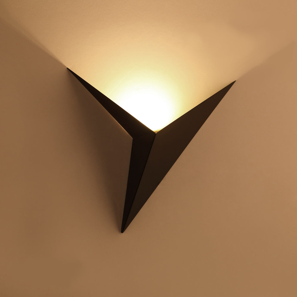Moderne schwarze LED-Wandleuchte, dreieckiges Design, energiesparend, Innenbeleuchtung.