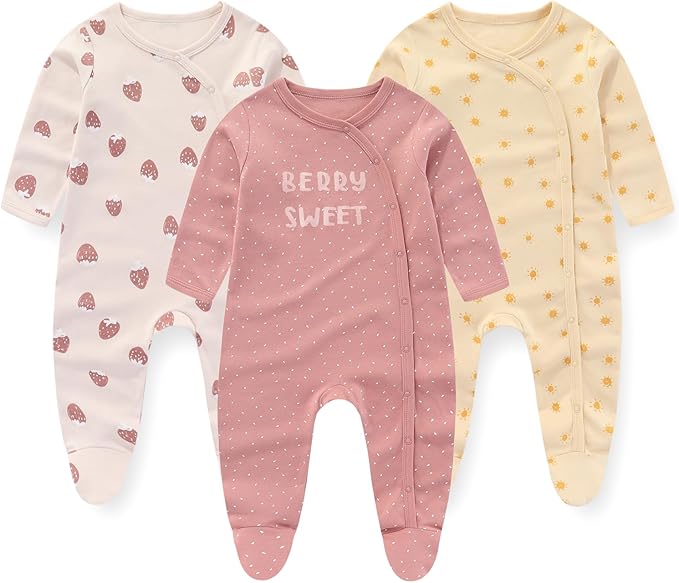Drei Baby-Strampler aus Baumwolle, rosa, gelb, weiß, mit Erdbeer- und Sonnenmuster, langärmelig.