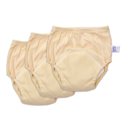 Drei beige Baby-Trainingshosen aus Baumwolle, waschbar, umweltfreundlich, wiederverwendbar.