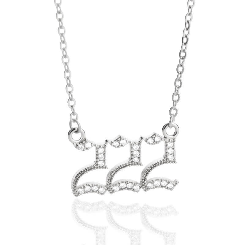 Silberne Halskette mit funkelndem Anhänger, arabisches Design, Damen-Schmuck, elegant.