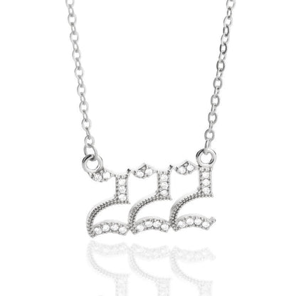 Silberne Halskette mit funkelndem Anhänger, arabisches Design, Damen-Schmuck, elegant.