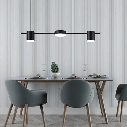Moderne schwarze Pendelleuchte über Esstisch, graue Stühle, minimalistische Einrichtung.