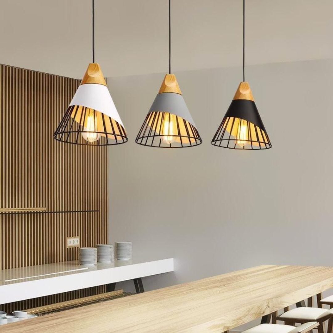 Drei moderne Hängelampen aus Metall und Holz über einem Esstisch in minimalistischem Design.