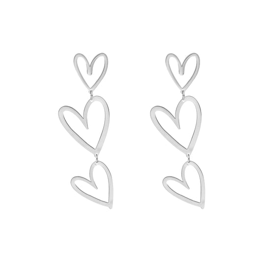 Silberne Ohrringe mit drei offenen Herzanhängern, modisches Schmuckdesign.