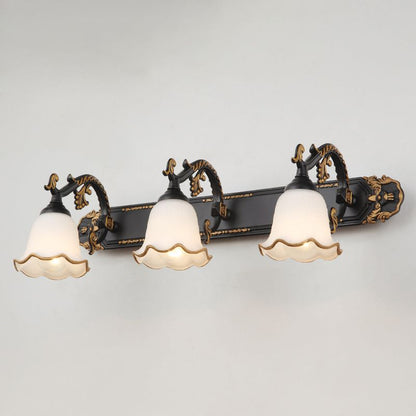 Dreiflammige Wandleuchte, antik, schwarz-gold, Glaslampenschirme, Vintage-Stil.