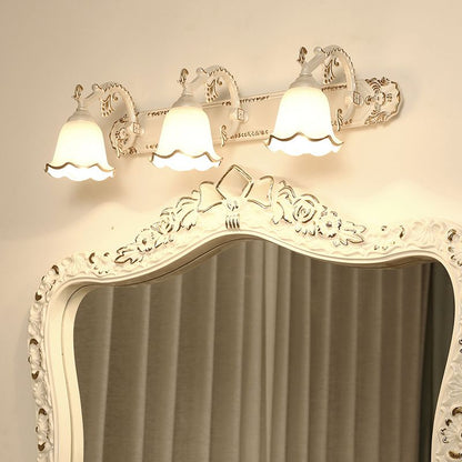 Vintage Wandleuchte mit drei weißen Lampenschirmen, dekorativer Spiegel, antikes Design.