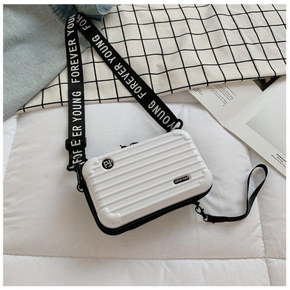 Weiße Mini-Kofferhandtasche für Damen, mit schwarzem Schultergurt, modisch und kompakt.