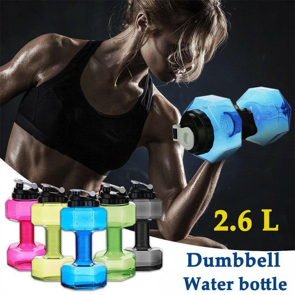 Frau trainiert mit blauer Hantel-Wasserflasche 2,6L, Fitness, Sport, Hydration.