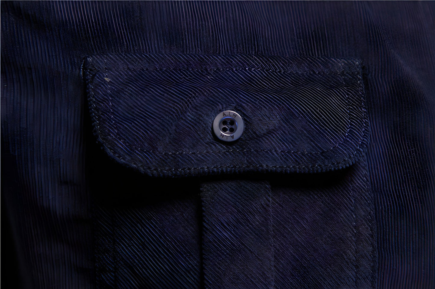 Dunkelblaue Jackentasche mit Knopf, Cordstoff, modisches Design, Herrenbekleidung.
