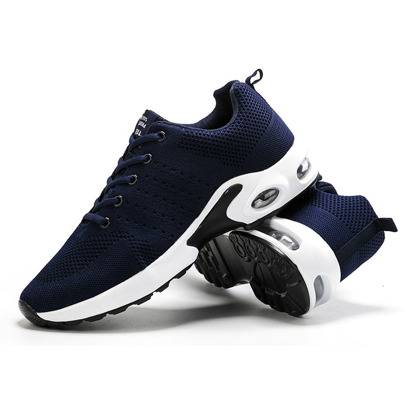Dunkelblaue Sportschuhe Herren, atmungsaktiv, rutschfest, mit weißer Sohle.