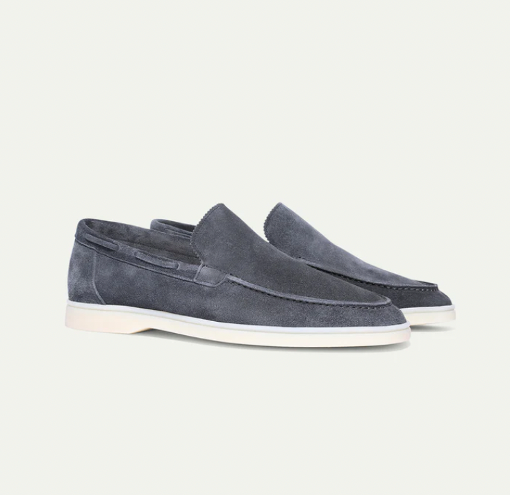 Graue Wildleder-Loafers für Herren, stilvoll und bequem, mit weißer Sohle.