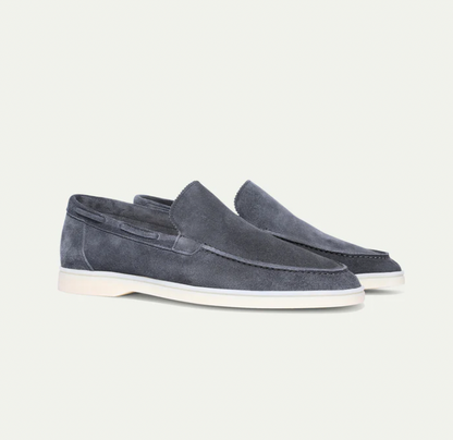 Graue Wildleder-Loafers für Herren, stilvoll und bequem, mit weißer Sohle.