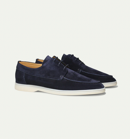 Dunkelblaue Wildleder-Herrenschuhe, Freizeitschuhe, weiße Sohle, elegantes Design.