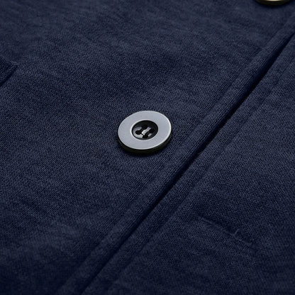 Dunkelblauer Wollmantel mit Knopfdetail, elegantes Design, hochwertige Herrenmode.