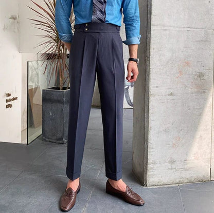 Elegante Herrenanzughose, dunkelblau, mit Bundfalten, kombiniert mit braunen Lederschuhen.