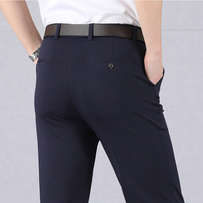 Dunkelblaue Herren-Chinohose, Baumwolle, eleganter Stil, Rückansicht, mit schwarzem Ledergürtel.