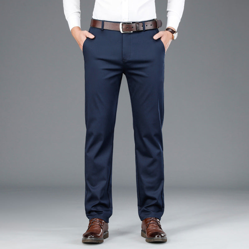 Mann in blauer Anzughose, weißem Hemd, braunem Gürtel und Schuhen, Business-Look.