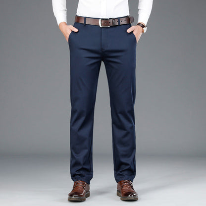 Mann in blauer Anzughose, weißem Hemd, braunem Gürtel und Schuhen, Business-Look.