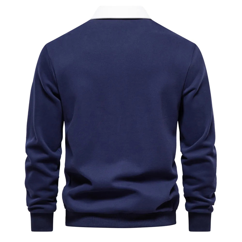 Dunkelblauer Herrenpullover mit weißem Kragen, langärmelig, aus Baumwolle, Rückansicht.