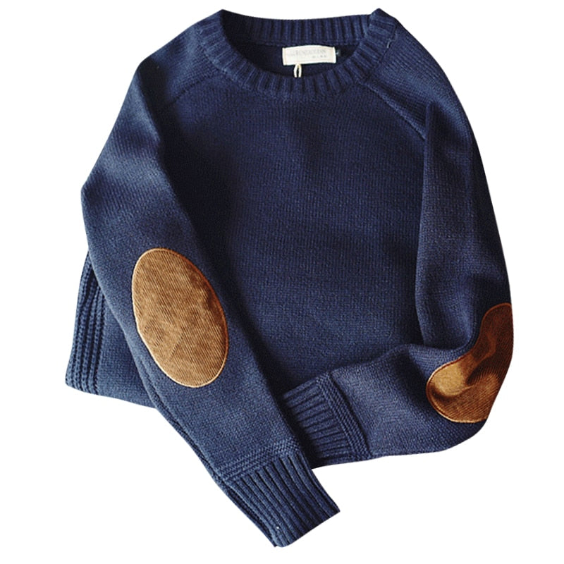 Dunkelblauer Pullover mit braunen Ellbogen-Patches, Strick, Herrenmode, Winterkleidung.
