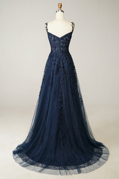 Dunkelblaues Abendkleid aus Spitze, bodenlang, mit Trägern, elegantes Design.
