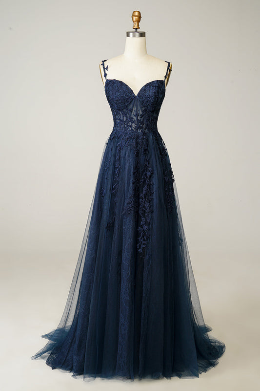 Dunkelblaues Abendkleid aus Spitze und Tüll, herzförmiges Dekolleté, elegantes Design.