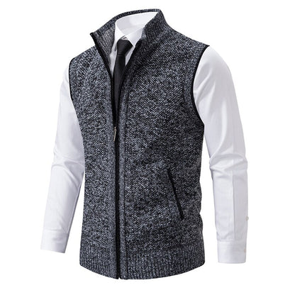 Dunkelgraue Herrenweste, Strick, Reißverschluss, über weißem Hemd, eleganter Look.