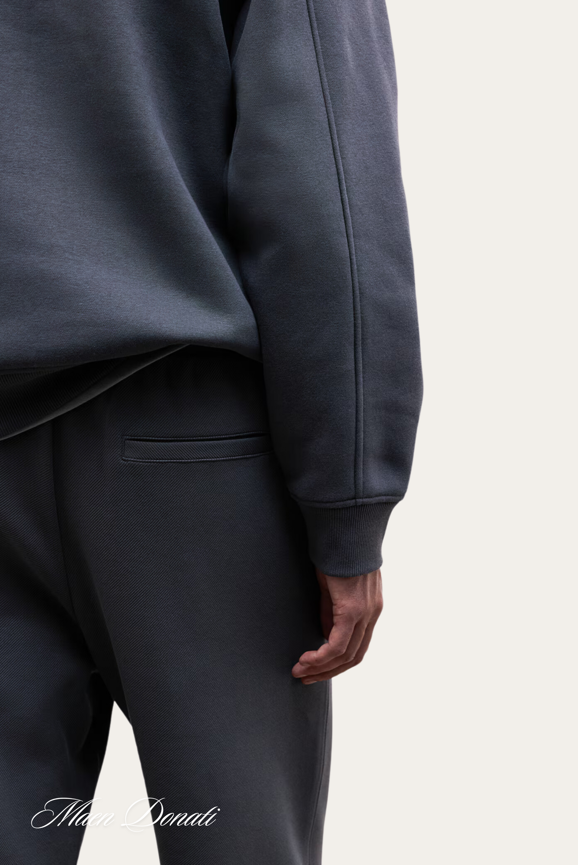 Dunkelgrauer Herren-Sweatshirt und Jogginghose aus Baumwolle, lässige Mode.